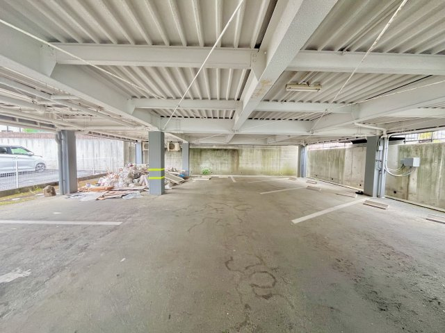 売中古戸建　中央区住吉一丁目の駐車場|圧巻の駐車スペース！来客時も安心です！