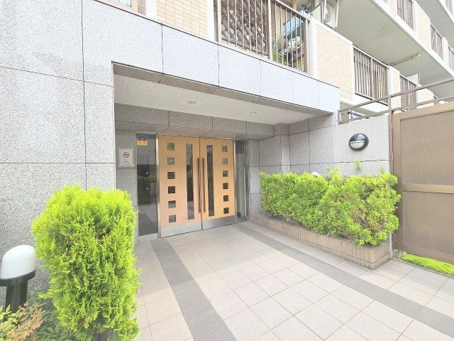 ロータリーパレス河辺壱番館のエントランス
