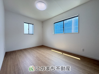 【洋室】 | ワイウッドコート古河市大堤第5期　 | 2面採光の明るい室内☆