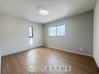 【洋室】 | ワイウッドコート古河市大堤第5期　 | 窓が多く明るい室内が特徴的☆