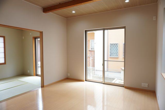 草加市八幡町 中古戸建の居間・リビング