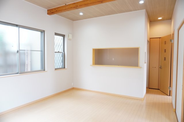 草加市八幡町 中古戸建の居間・リビング