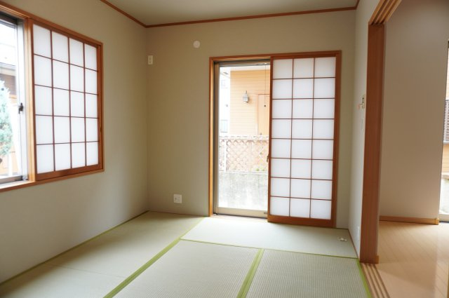 草加市八幡町 中古戸建の和室|1階 6帖