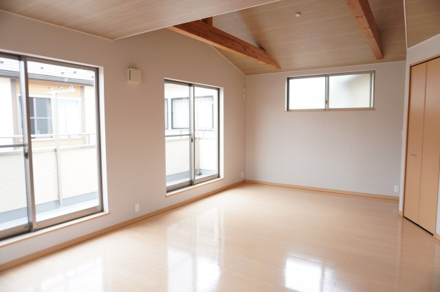 草加市八幡町 中古戸建の洋室|14.1帖  間仕切り可能。お子様の成長で2部屋にする事が出来ます!
