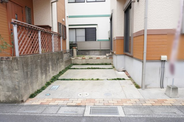 草加市八幡町 中古戸建の駐車場