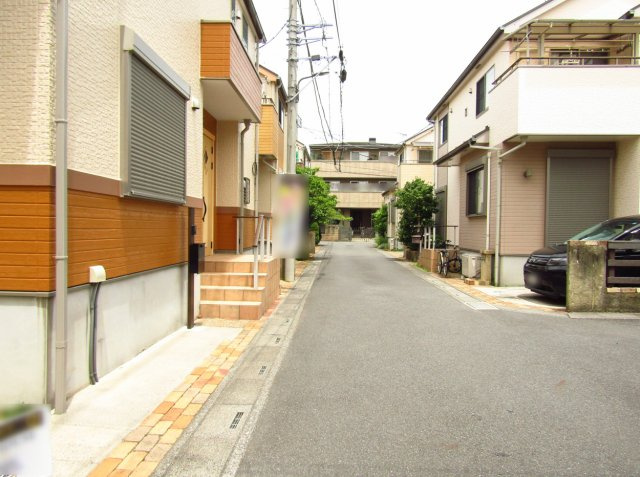 草加市八幡町 中古戸建の前面道路含む現地写真