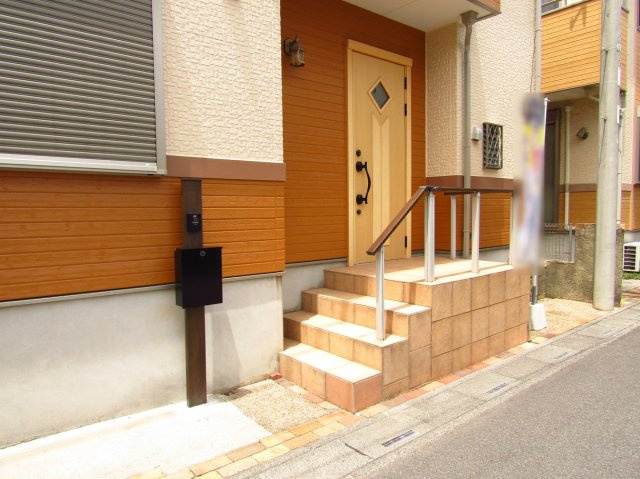 草加市八幡町 中古戸建の玄関