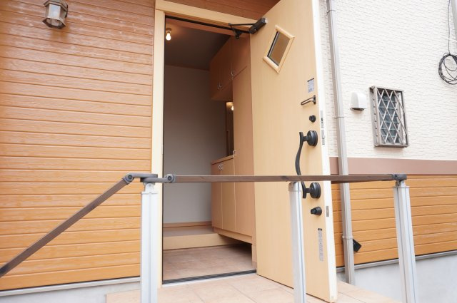 草加市八幡町 中古戸建の玄関