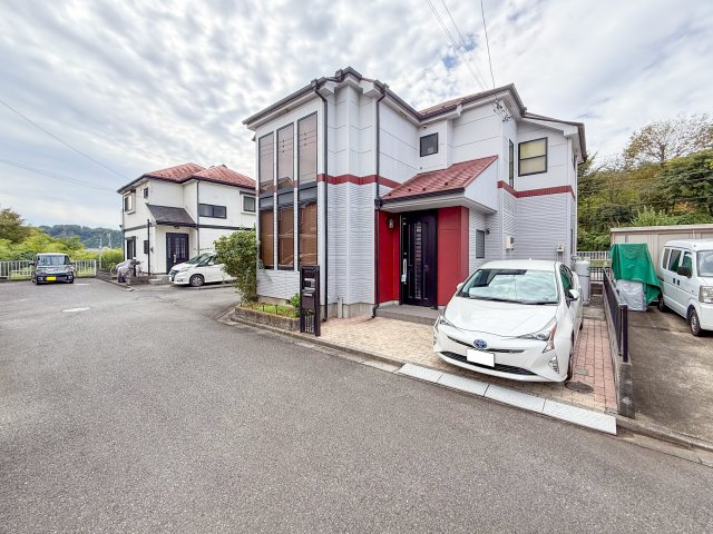 青梅市友田町　中古戸建の前面道路含む現地写真