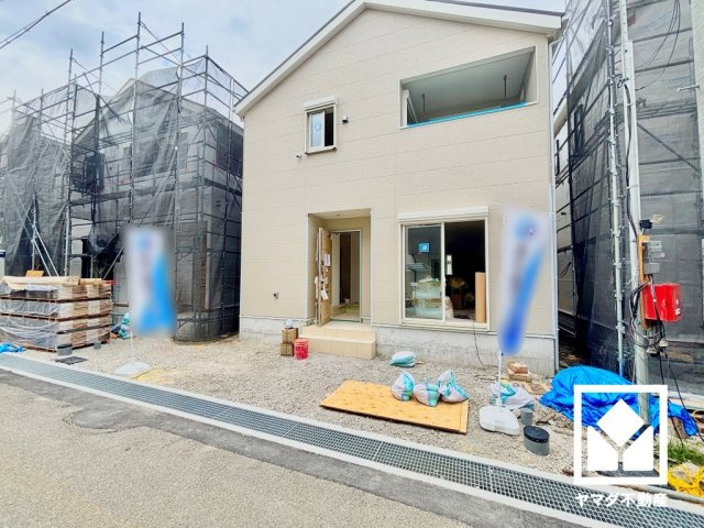 尼崎市高田町第1の外観|県道338号線まで約170m。名神高速道路の豊中ICまで一般道で約2.6km、阪神高速道路の豊中南出入口（空港方面）まで約3.1km、梅田方面の出入口まで約3.7kmと近く、車での移動に便利な立地です