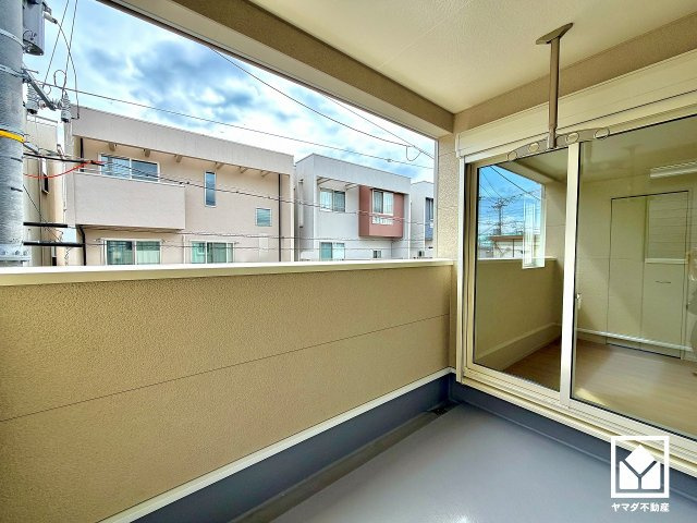 尼崎市高田町第1の外観|ブランコやすべり台、見通しが良くお子様を見守りやすい広場を備えた「高田市住子ども広場」まで徒歩1分（約66m）で、子育て世帯の方にもお勧めです。天気の良い日や隙間時間にも気軽に利用できる距離感です。