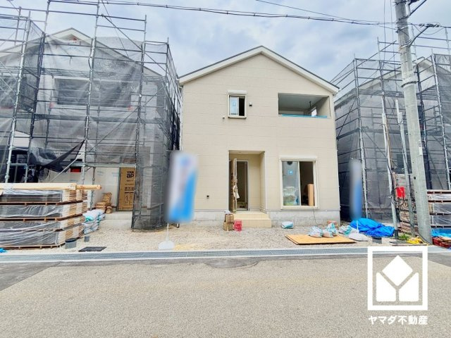 尼崎市高田町第1の前面道路含む現地写真|広々18.8帖のLDKが魅力。家族全員がリラックスできる、ゆったりとした快適リビングで温かい団らんの時間を。