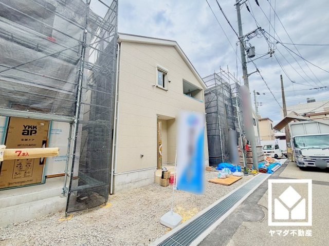 尼崎市高田町第1の外観|真冬の寒い浴室を暖かく、また雨の日の洗濯物の乾燥にと多用途に活躍する浴室暖房乾燥機付きです。窓が設置されており、自然換気や採光も確保された明るい浴室になっています。
