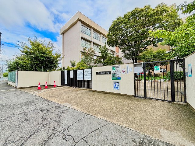 尼崎市高田町第1の外観|室内洗濯機置場を備えており、天候に左右されず洗濯していただけます。洗面所はキッチン側・廊下側にドアを設けた回遊性のある間取りで、家事動線にも配慮された設計です。