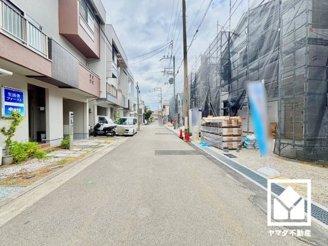 尼崎市高田町第1の前面道路含む現地写真|玄関にはシューズボックスを設置。家族の靴もしっかり収納できるので、玄関がいつも片付き、気持ちよくお客様を迎えられます。