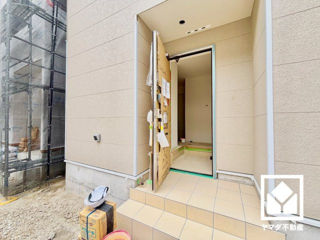 尼崎市高田町第1の玄関|雨の日に便利な少し奥まった屋根付きの玄関ポーチ。ドアは防犯性に配慮されたディンプルキーを採用しています。