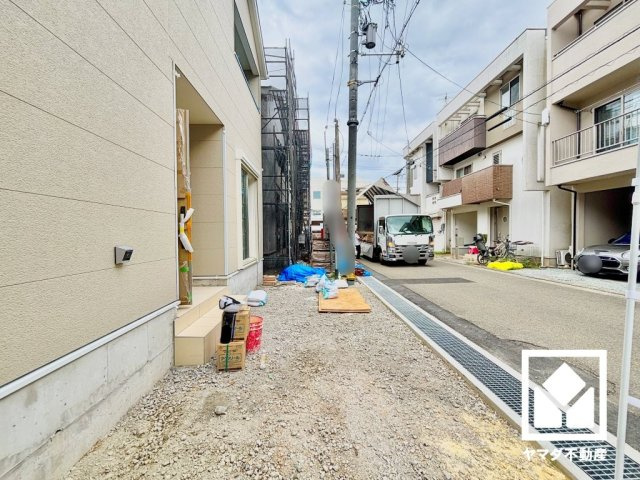 尼崎市高田町第1の前面道路含む現地写真|駐車スペースを1台分確保。玄関のそばで荷物の上げ下ろしができるので便利です。重い荷物や雨の日の移動もスムーズで、快適なカーライフを実現。
