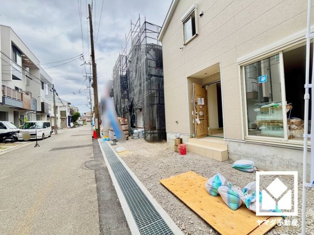 尼崎市高田町第1の前面道路含む現地写真|3段階中最も高いレベルの耐震等級3を取得。災害復興拠点に求められる水準の耐震性を備えた住宅で、住まいの安心を支えます。