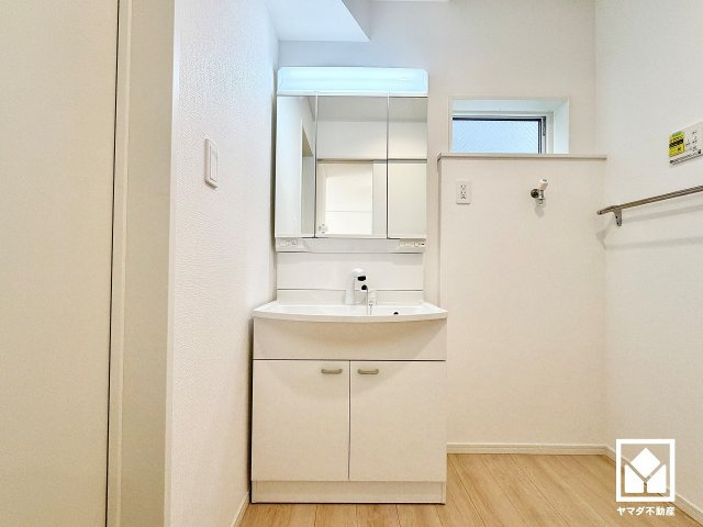 尼崎市高田町第1の独立洗面台|収納付きでスッキリお使い頂ける3面鏡の洗面台です。洗面ボウルが広めなので、忙しい朝でも身支度がスムーズになります。