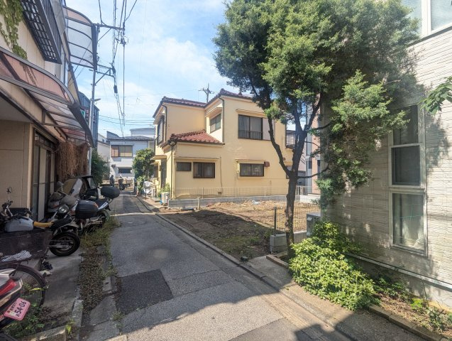 足立区関原２丁目の新築戸建の前面道路含む現地写真