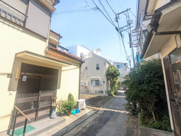 足立区関原２丁目の新築戸建の前面道路含む現地写真