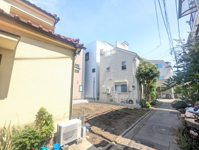 足立区関原２丁目の新築戸建の前面道路含む現地写真