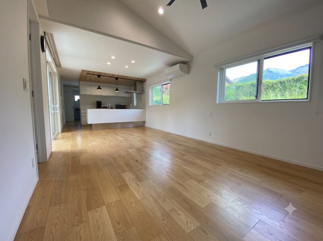 【居間・リビング】 | 阿蘇郡高森町大字色見 | ※AIによる家具消し加工を施しています
