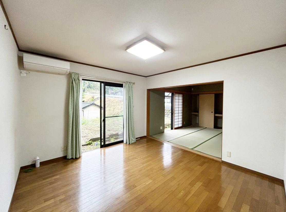 北茨城市中郷町粟野　中古戸建の居間・リビング|大型テレビに大型ソファー(^^)どんなインテリアにしますか？