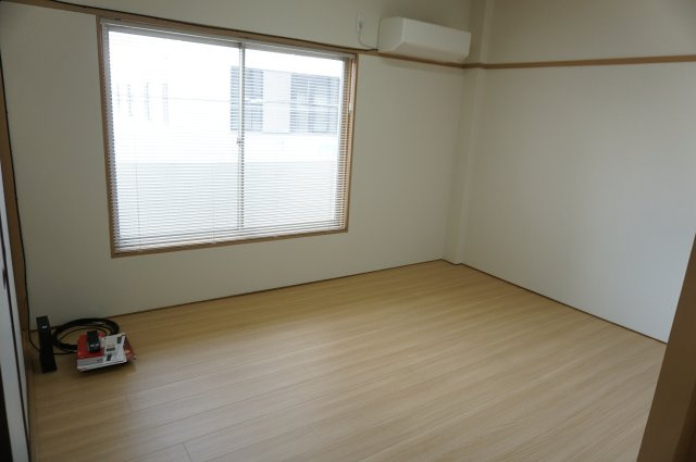 白梅マンションの洋室