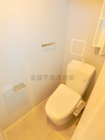 クラリティア池上のトイレ|吊戸棚収納と温水洗浄便座付きのトイレ　