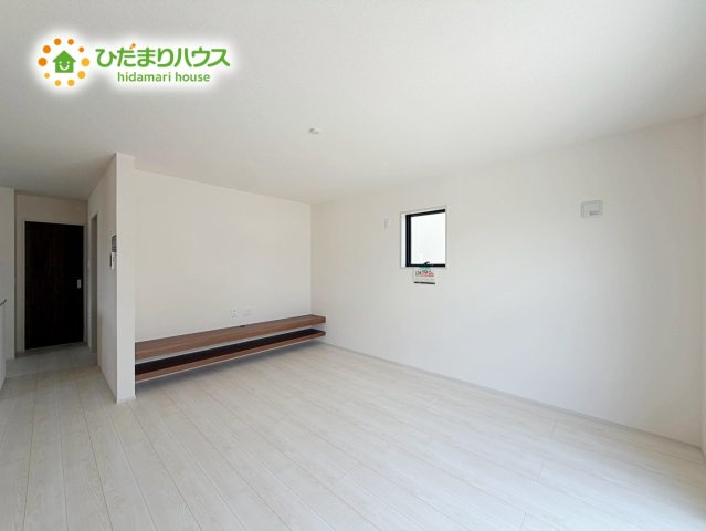 いわき市勿来町窪田町通1丁目第1　新築戸建　1号棟の居間・リビング|南に面した大きな窓から差し込む光で日中は電気いらず♪