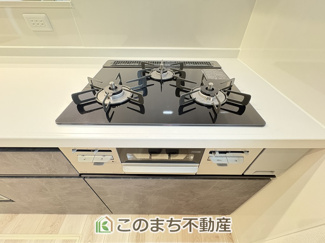 【キッチン】 | ワイウッドコート古河市西牛谷第4期　 | 3口ビルトインコンロで同時調理可能☆時短家事につながりますね☆