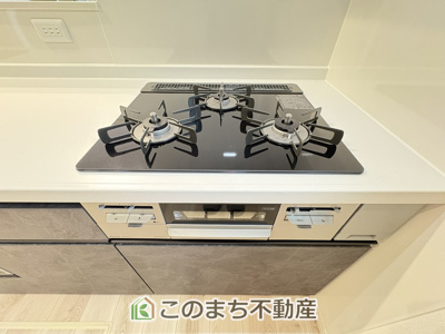 【キッチン】 | ワイウッドコート古河市西牛谷第4期　 | 3口ビルトインコンロで同時調理可能☆時短家事につながりますね☆