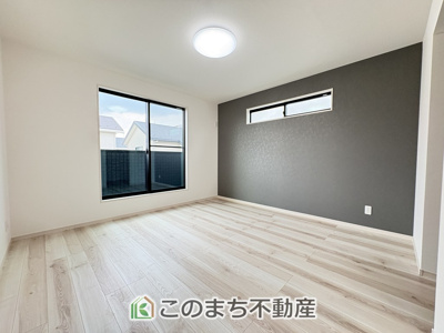 【洋室】 | ワイウッドコート古河市西牛谷第4期　 | 窓が多く明るい室内が好印象☆