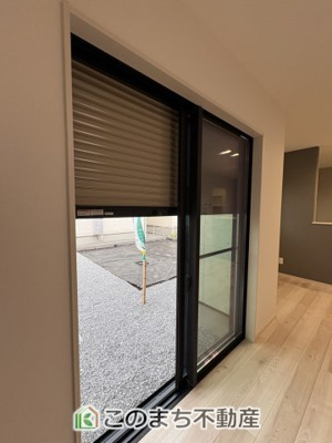 【設備】 | ワイウッドコート古河市西牛谷第4期　 | 掃き出し窓にはシャッター雨戸が備付られており安心感があります☆