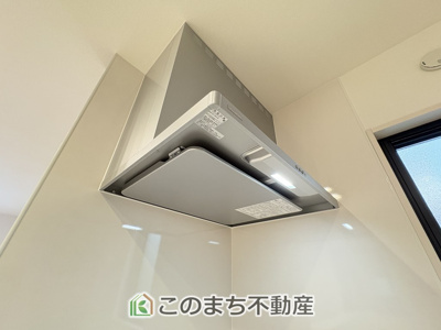 【キッチン】 | ワイウッドコート古河市西牛谷第4期　 | お料理の匂いもスッキリ♪シンプルデザインで掃除も簡単‼
