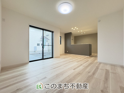 【居間・リビング】 | ワイウッドコート古河市西牛谷第4期　 | 明るいリビングスペース☆ご家族の団らんを明るい日差しがが照らします☆