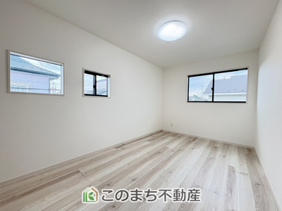 【洋室】 | ワイウッドコート古河市西牛谷第4期　 | 窓が多く明るい室内が好印象☆