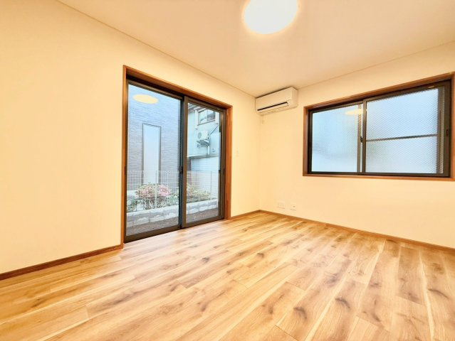 杉並区成田東1丁目　中古戸建の洋室|リビングの足下から室内全体を暖める床暖房は、温風を出さないためホコリを巻き上げず健康的！

現地ご見学希望・資料請求などお気軽にお問い合わせ下さい！
03-5990-5201