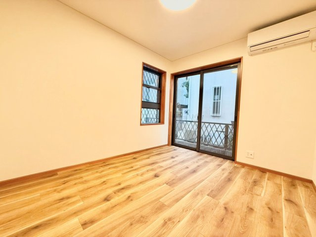 杉並区成田東1丁目　中古戸建の洋室|大きな窓からたっぷりと陽光が注がれる明るい居室。一日の疲れを癒し、時を忘れて過ごせる空間です！

現地ご見学希望・資料請求などお気軽にお問い合わせ下さい！
03-5990-5201
