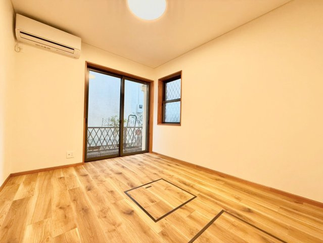 杉並区成田東1丁目　中古戸建の洋室|木目調で落ち着いた雰囲気の内装は、どんなインテリアにも合わせやすいデザイン。

現地ご見学希望・資料請求などお気軽にお問い合わせ下さい！
03-5990-5201