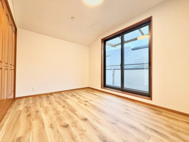 杉並区成田東1丁目　中古戸建の洋室|木のぬくもりが感じられるナチュラルな雰囲気に仕上がった室内です。

現地ご見学希望・資料請求などお気軽にお問い合わせ下さい！
03-5990-5201