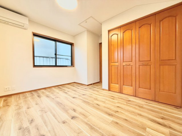 杉並区成田東1丁目　中古戸建の洋室|部屋収納もバッチリです！見せる収納も流行っていますが、やはり見せない収納も大切ですね。

現地ご見学希望・資料請求などお気軽にお問い合わせ下さい！
03-5990-5201