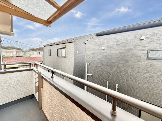 杉並区成田東1丁目　中古戸建のバルコニー|朝の澄んだ空気や、夕方の清々しい風を五感で感じられるバルコニー！

現地ご見学希望・資料請求などお気軽にお問い合わせ下さい！
03-5990-5201
