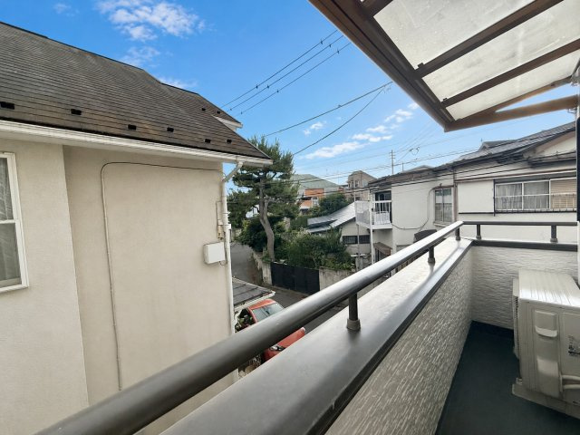 杉並区成田東1丁目　中古戸建のバルコニー|大きな空に包まれて、太陽の光をたっぷりと浴びながら過ごす毎日は、自然と家族の笑顔で溢れます。

現地ご見学希望・資料請求などお気軽にお問い合わせ下さい！
03-5990-5201