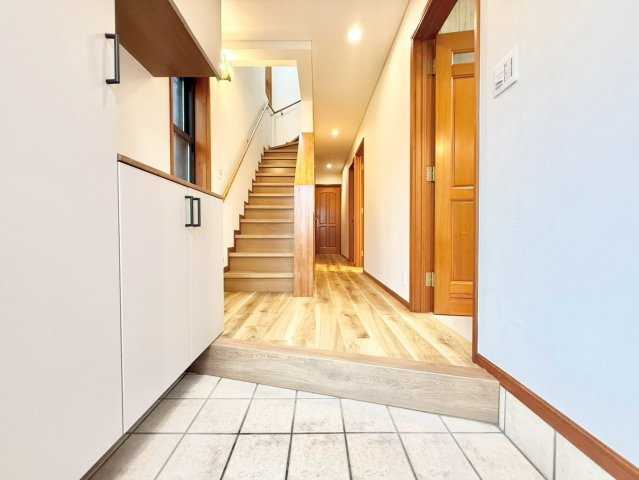 杉並区成田東1丁目　中古戸建の玄関|玄関横にはシューズボックスがついているため、片付いた玄関がキープできます！

現地ご見学希望・資料請求などお気軽にお問い合わせ下さい！
03-5990-5201