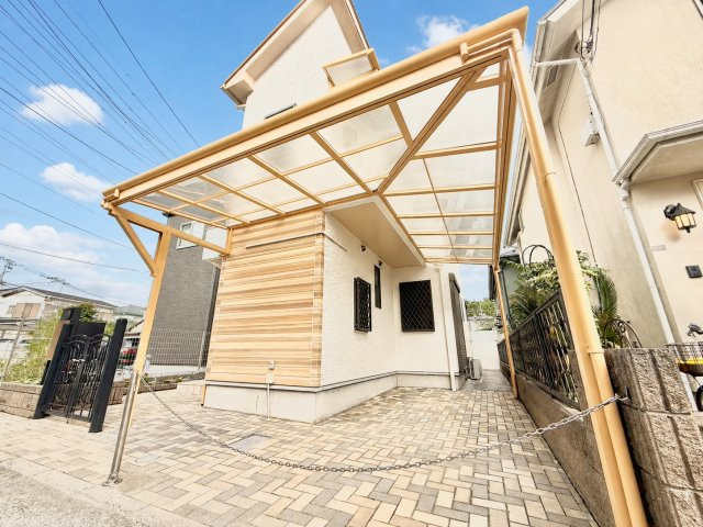 杉並区成田東1丁目　中古戸建の駐車場|カースペースもしっかり確保。車での移動が欠かせないファミリーにも嬉しいプランです。

現地ご見学希望・資料請求などお気軽にお問い合わせ下さい！
03-5990-5201