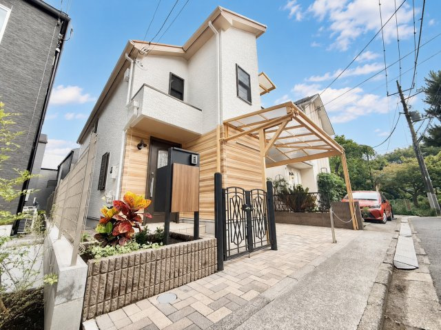 杉並区成田東1丁目　中古戸建の外観|建物の個性を主張する、シックな美しい外観。

現地ご見学希望・資料請求などお気軽にお問い合わせ下さい！
03-5990-5201