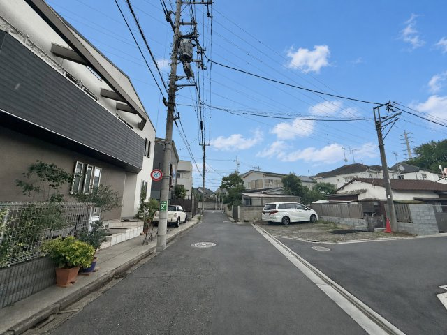 杉並区成田東1丁目　中古戸建の前面道路含む現地写真|都市機能と自然が融合した価値ある住環境。

現地ご見学希望・資料請求などお気軽にお問い合わせ下さい！
03-5990-5201