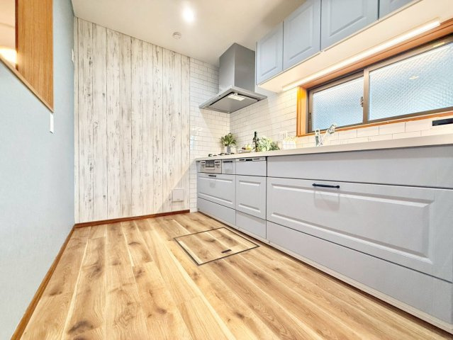 杉並区成田東1丁目　中古戸建のキッチン|窓のある明るいキッチン。毎日使うキッチンだからこそ、「明るく使いやすく」が一番ですね！

現地ご見学希望・資料請求などお気軽にお問い合わせ下さい！
03-5990-5201